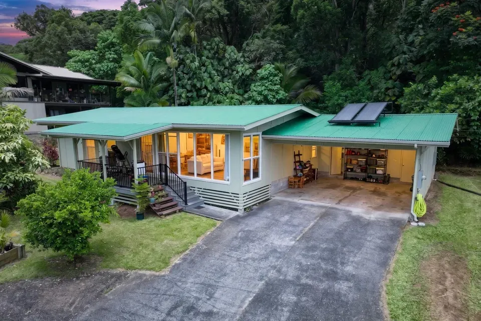 3 Bed 1 Bath Established Mid-Century Residence in Hilo, HI