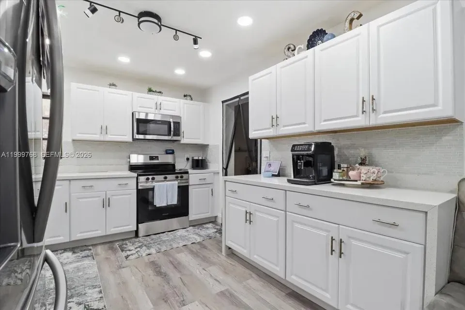 3 Bed 1 Bath Established Mid-Century Residence in Hollywood, FL - 3