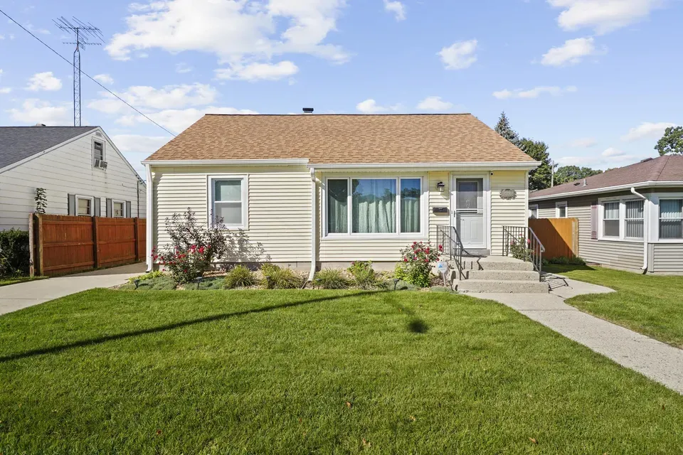 3 Bed 1 Bath Established Mid-Century Residence in Kenosha, WI - 1