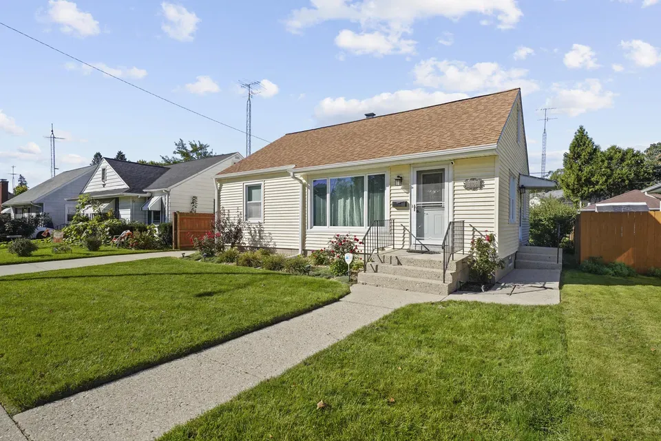 3 Bed 1 Bath Established Mid-Century Residence in Kenosha, WI - 3