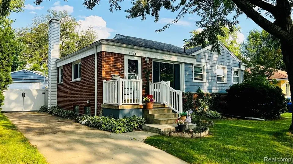 3 Bed 1 Bath Established Mid-Century Residence in Lansing, MI