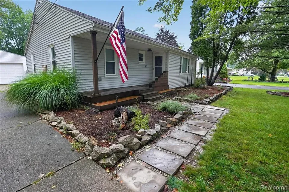 3 Bed 1 Bath Established Mid-Century Residence in Lansing, MI - 1