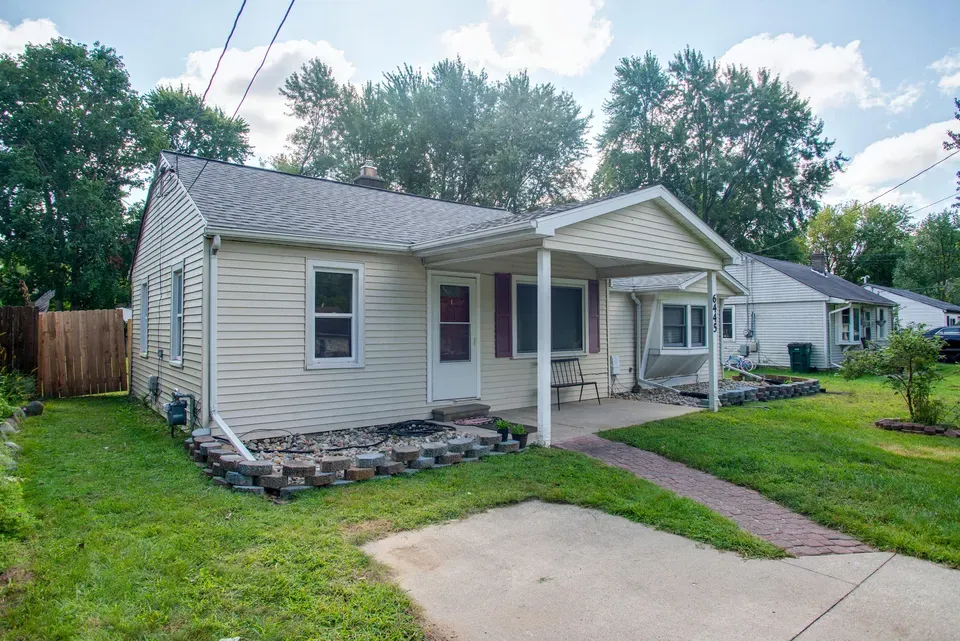 3 Bed 1 Bath Established Mid-Century Residence in Lansing, MI - 3