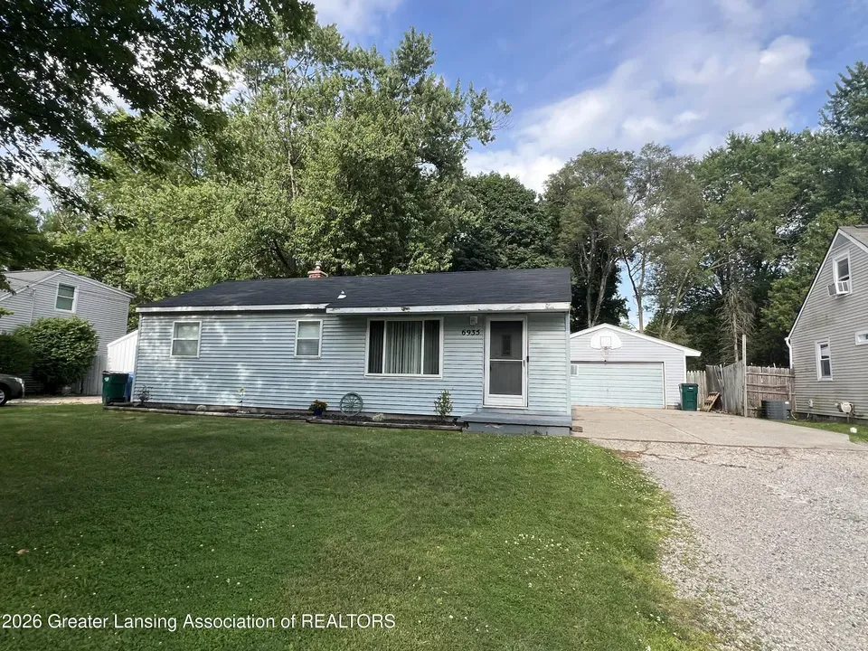 3 Bed 1 Bath Established Mid-Century Residence in Lansing, MI