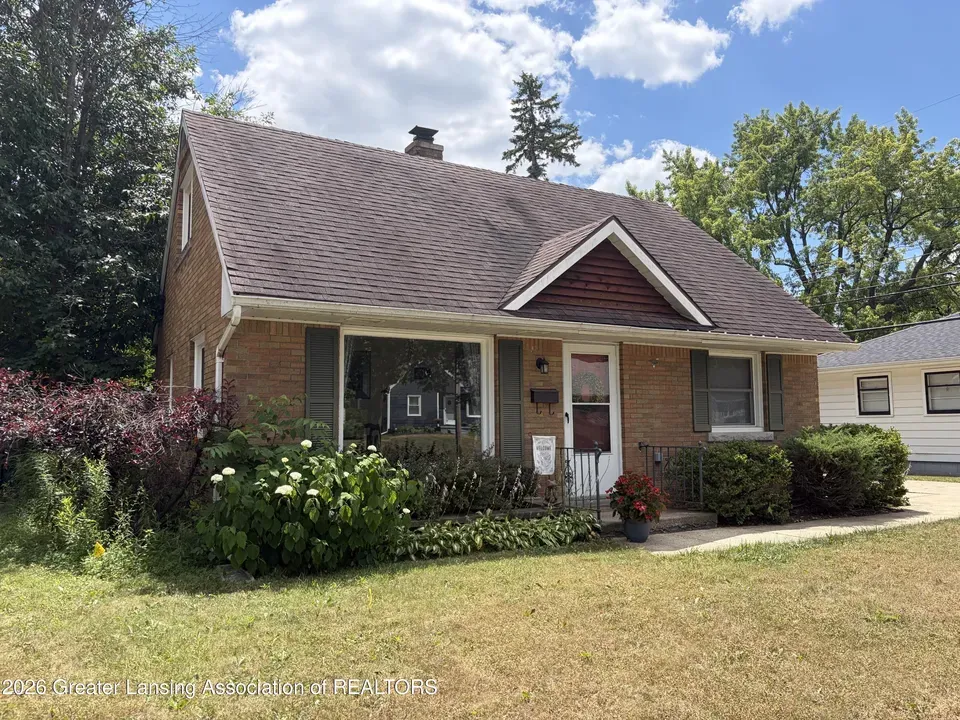 3 Bed 1 Bath Established Mid-Century Residence in Lansing, MI