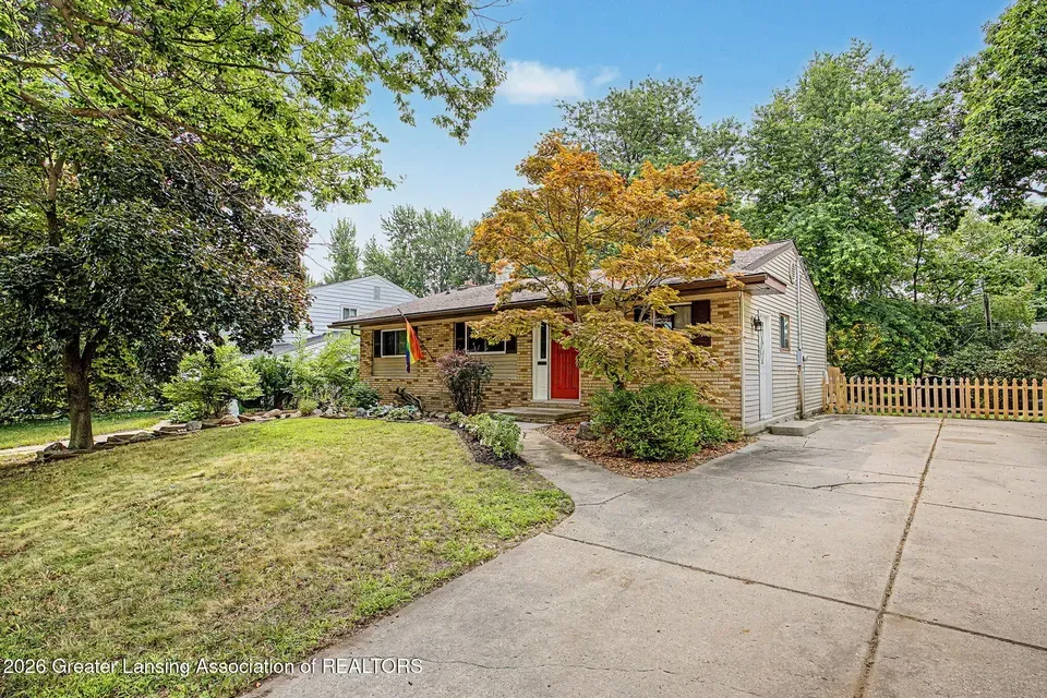 3 Bed 1 Bath Established Mid-Century Residence in Lansing, MI