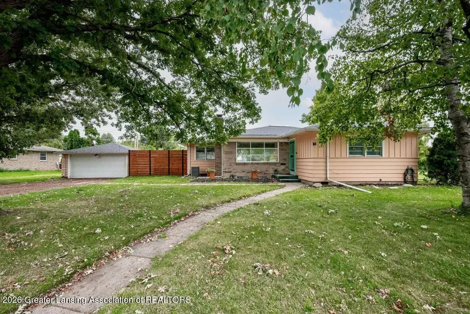3 Bed 1 Bath Established Mid-Century Residence in Lansing, MI