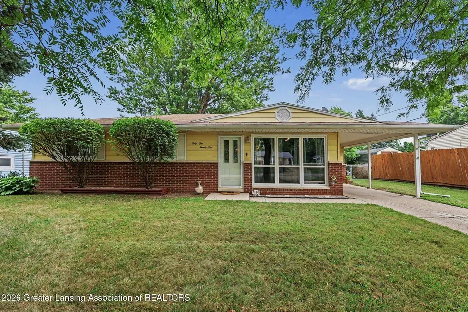 3 Bed 1 Bath Established Mid-Century Residence in Lansing, MI
