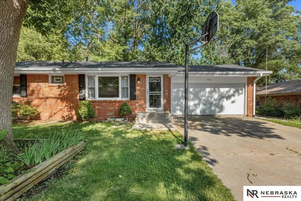 3 Bed 1 Bath Established Mid-Century Residence in Lincoln, NE