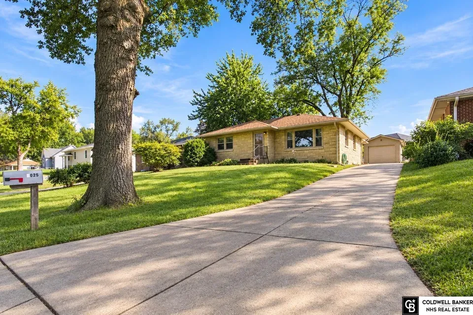 3 Bed 1 Bath Established Mid-Century Residence in Lincoln, NE