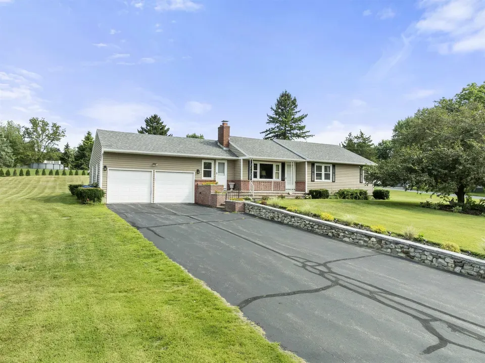 3 Bed 1 Bath Established Mid-Century Residence in Manchester, NH