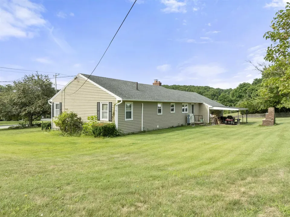 3 Bed 1 Bath Established Mid-Century Residence in Manchester, NH - 3