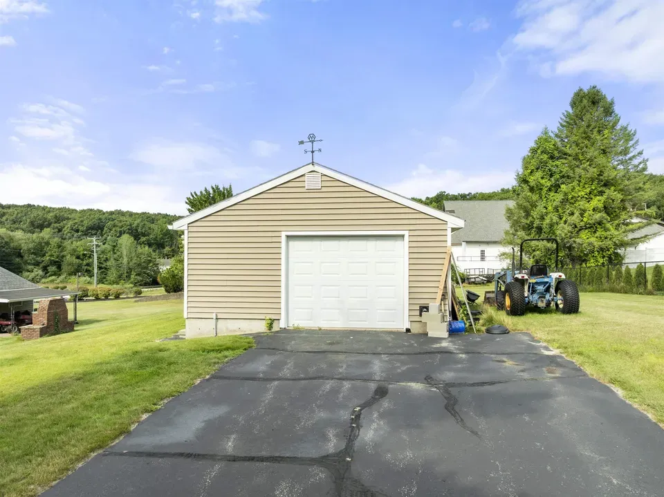 3 Bed 1 Bath Established Mid-Century Residence in Manchester, NH - 4