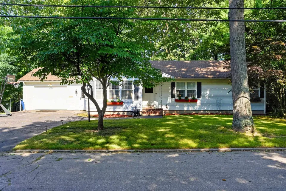 3 Bed 1 Bath Established Mid-Century Residence in Manchester, NH - 1