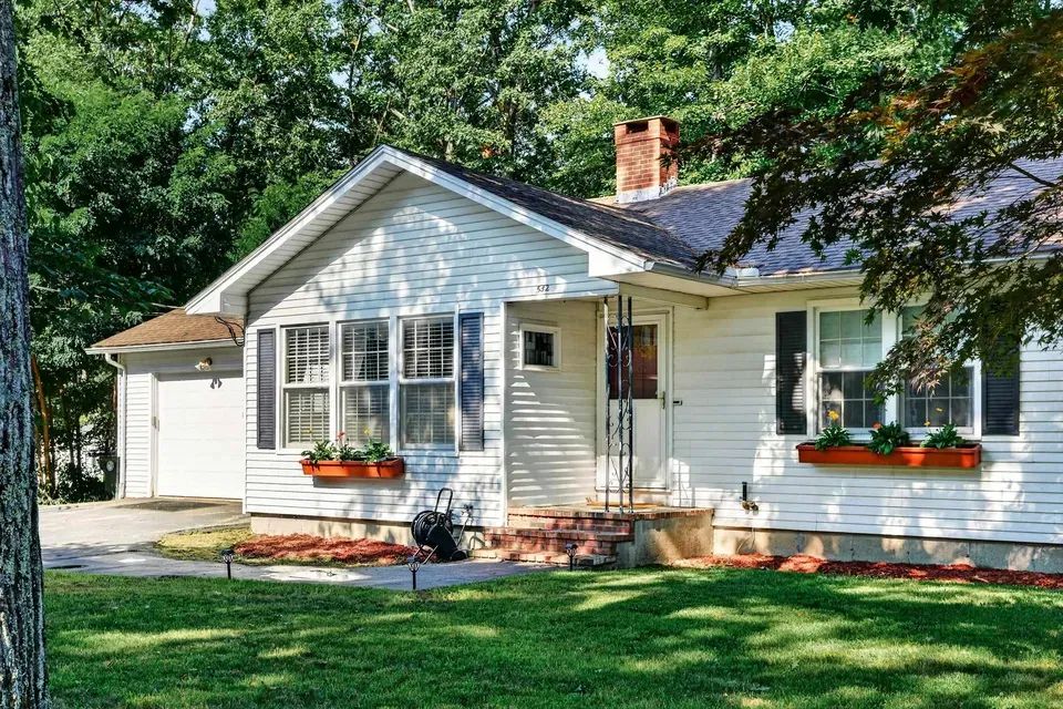 3 Bed 1 Bath Established Mid-Century Residence in Manchester, NH - 2
