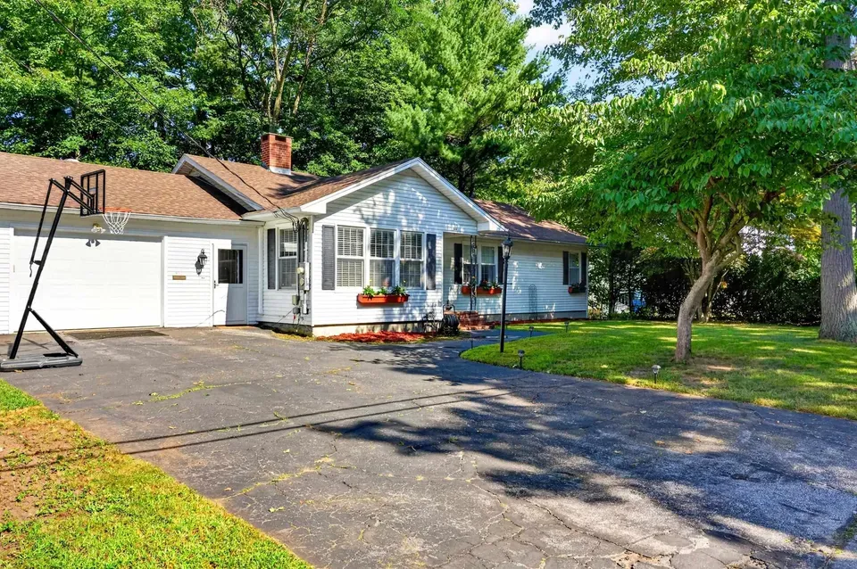3 Bed 1 Bath Established Mid-Century Residence in Manchester, NH - 3