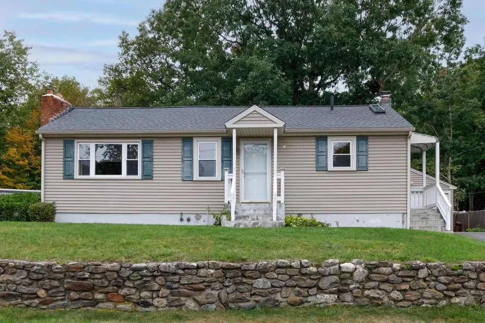 3 Bed 1 Bath Established Mid-Century Residence in Manchester, NH