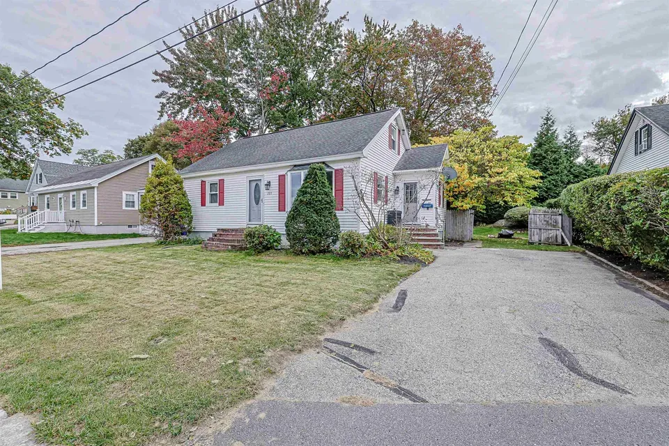 3 Bed 1 Bath Established Mid-Century Residence in Manchester, NH
