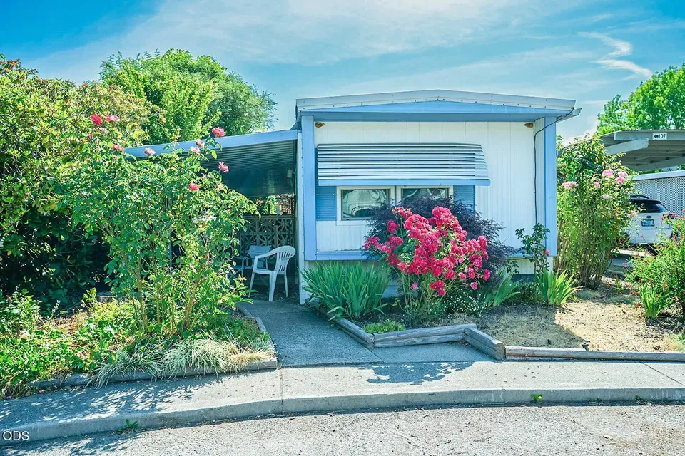 3 Bed 1 Bath Established Mid-Century Residence in Medford, OR - 5