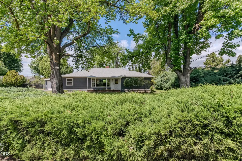 3 Bed 1 Bath Established Mid-Century Residence in Medford, OR