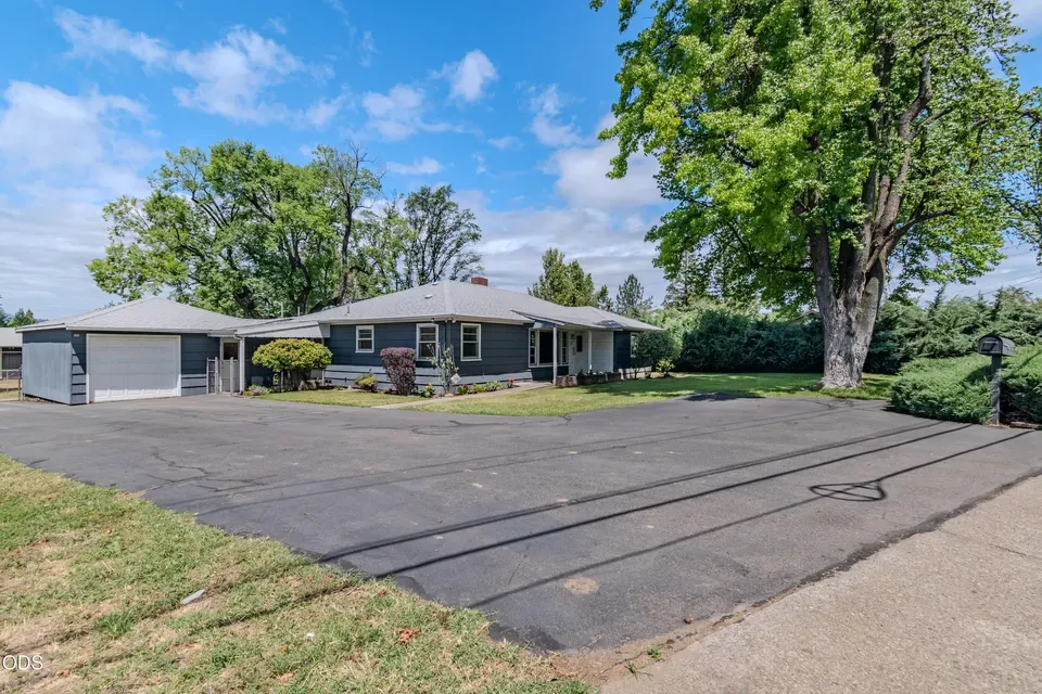 3 Bed 1 Bath Established Mid-Century Residence in Medford, OR - 2