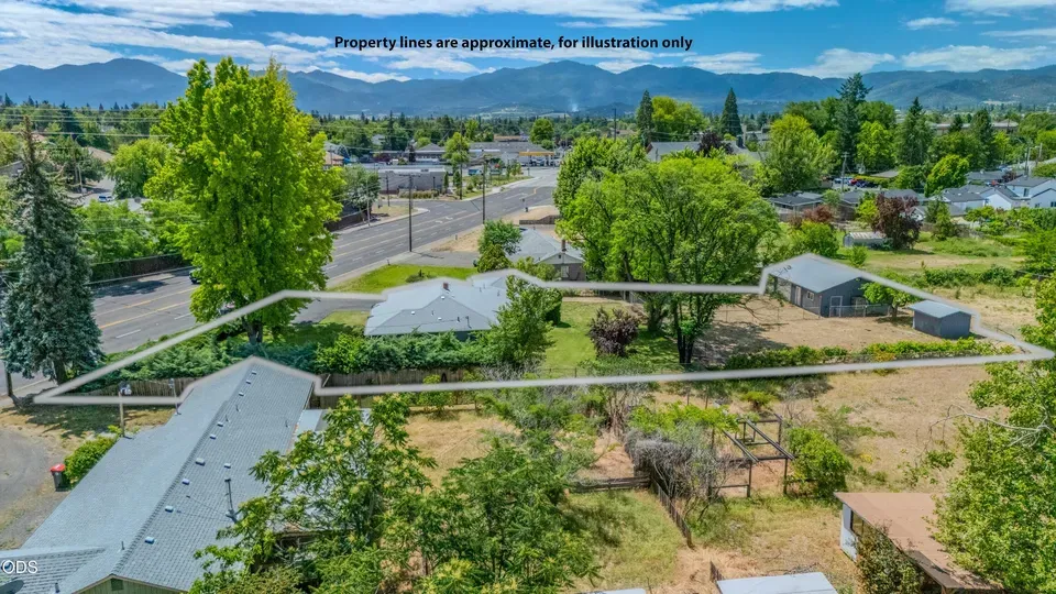 3 Bed 1 Bath Established Mid-Century Residence in Medford, OR - 4