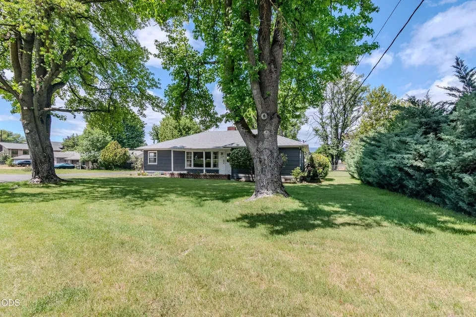3 Bed 1 Bath Established Mid-Century Residence in Medford, OR - 5