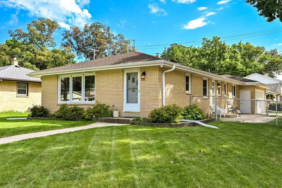3 Bed 1 Bath Established Mid-Century Residence in Milwaukee, WI