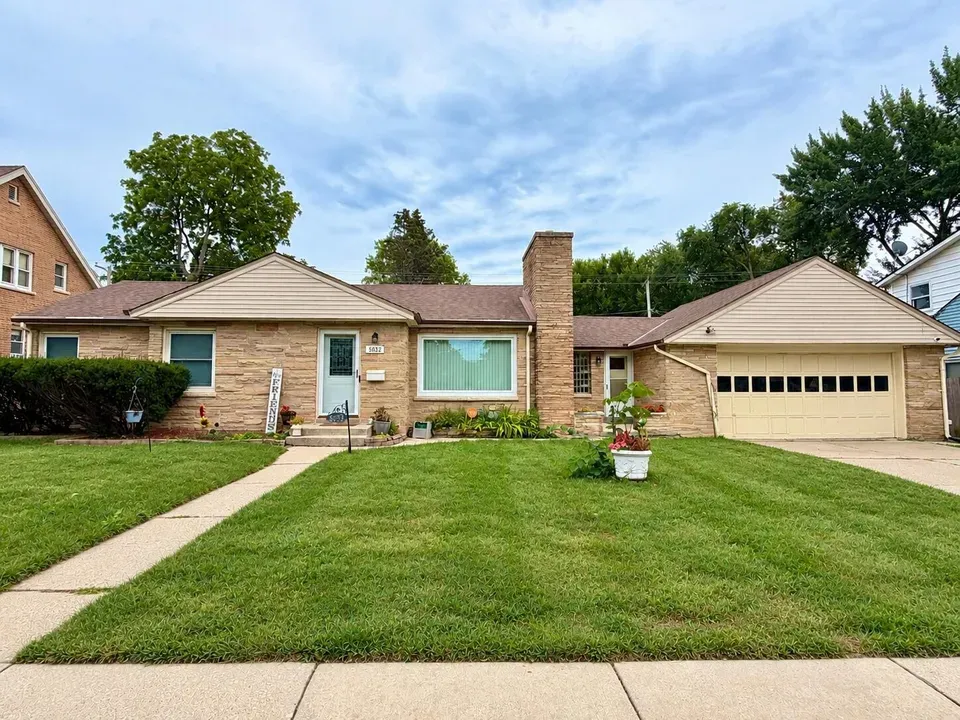 3 Bed 1 Bath Established Mid-Century Residence in Milwaukee, WI