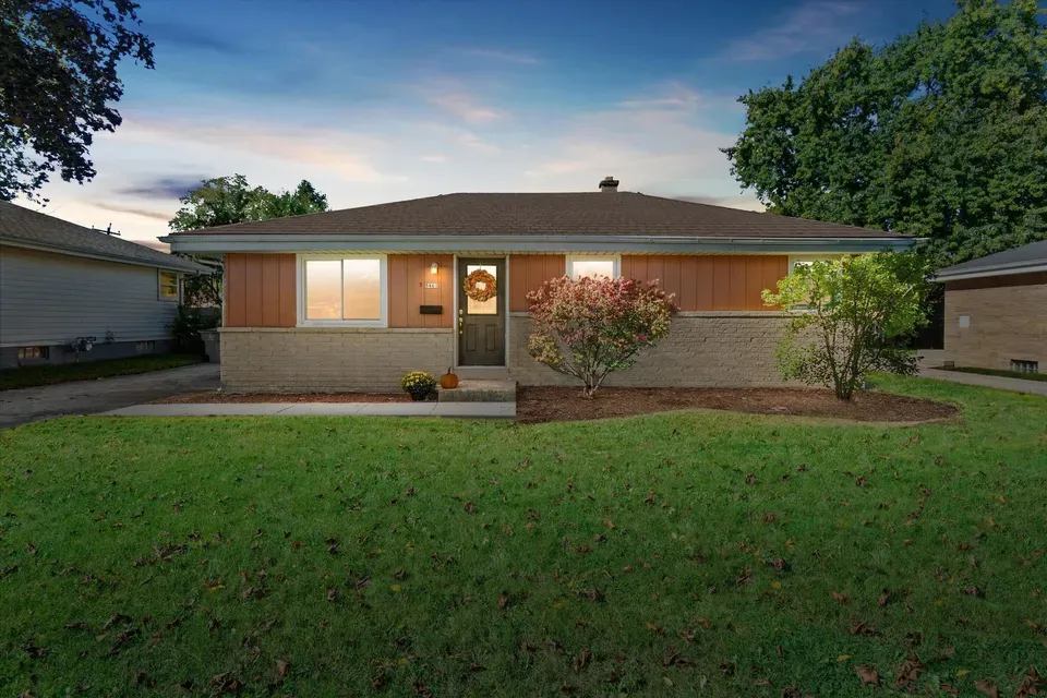 3 Bed 1 Bath Established Mid-Century Residence in Milwaukee, WI