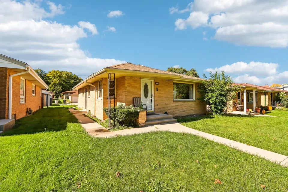3 Bed 1 Bath Established Mid-Century Residence in Milwaukee, WI