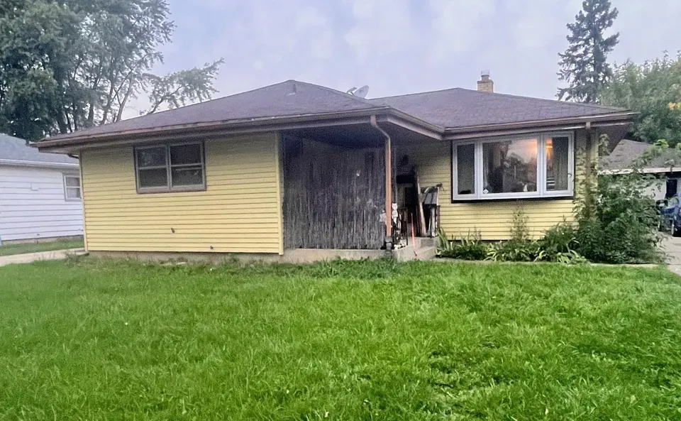 3 Bed 1 Bath Established Mid-Century Residence in Milwaukee, WI