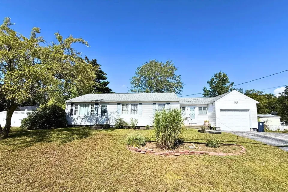 3 Bed 1 Bath Established Mid-Century Residence in Nashua, NH