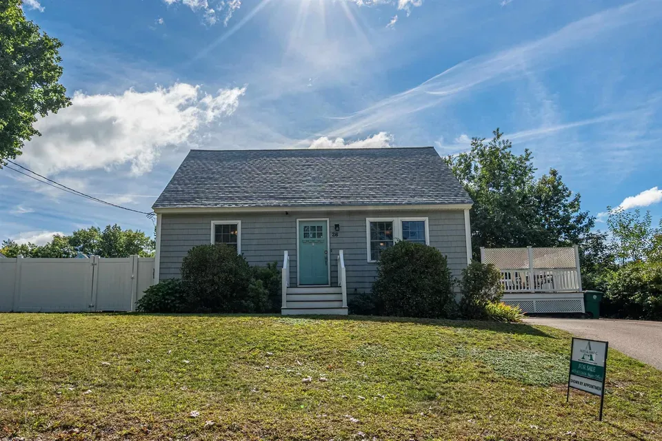 3 Bed 1 Bath Established Mid-Century Residence in Nashua, NH - 1