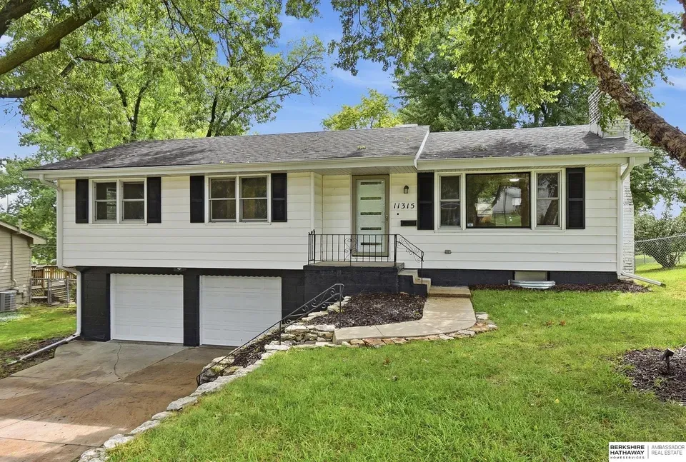 3 Bed 1 Bath Established Mid-Century Residence in Omaha, NE