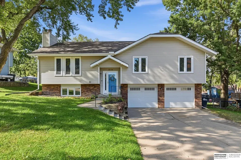 3 Bed 1 Bath Established Mid-Century Residence in Omaha, NE
