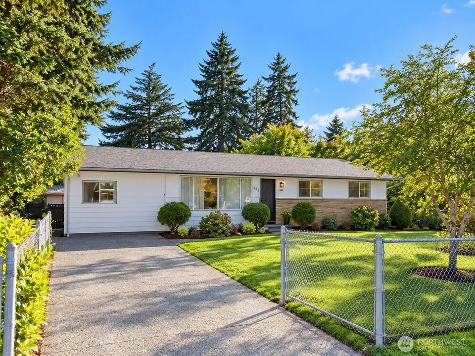 3 Bed 1 Bath Established Mid-Century Residence in Seattle, WA - 2