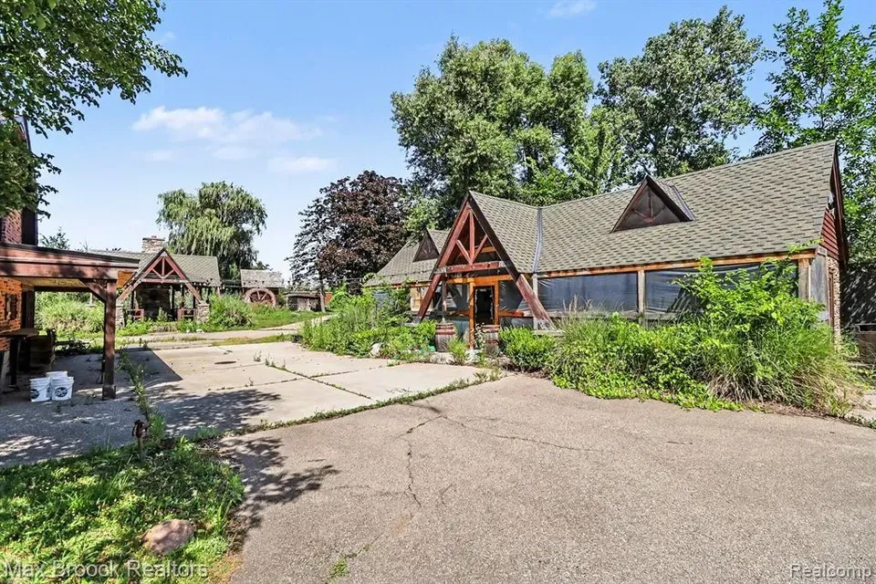 3 Bed 1 Bath Established Mid-Century Residence in Troy, MI - 1