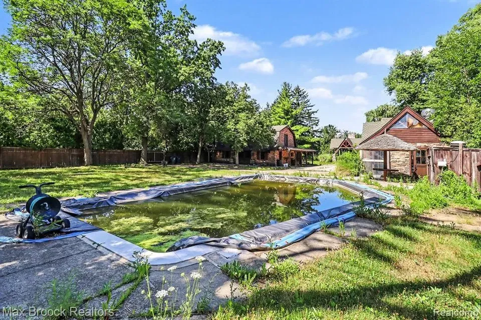 3 Bed 1 Bath Established Mid-Century Residence in Troy, MI - 2