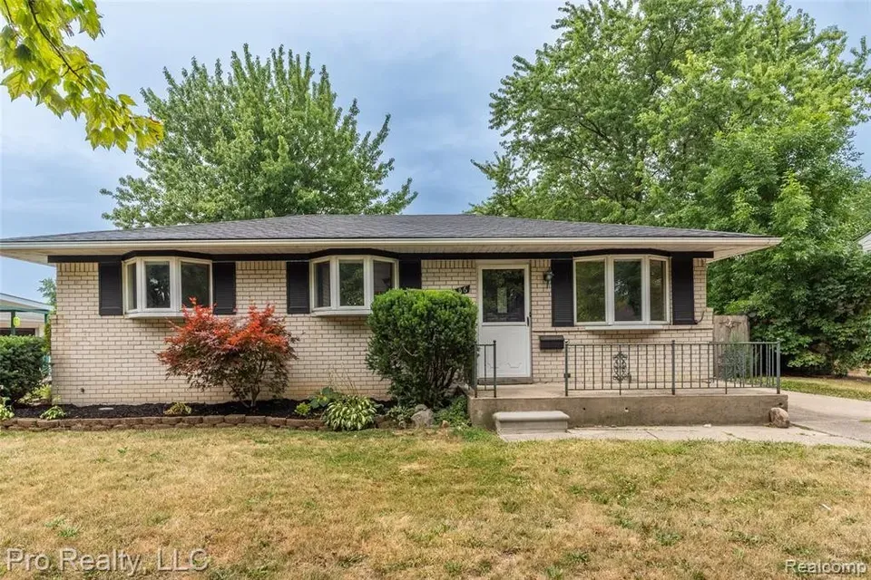 3 Bed 1 Bath Established Mid-Century Residence in Troy, MI