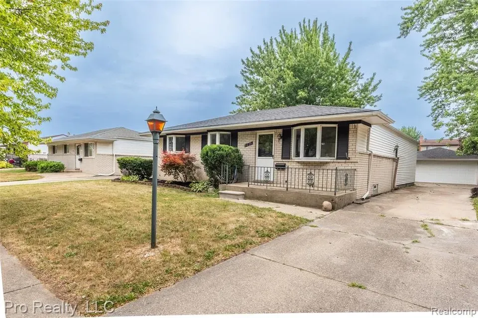 3 Bed 1 Bath Established Mid-Century Residence in Troy, MI - 2