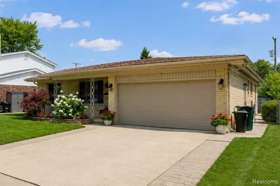 3 Bed 1 Bath Established Mid-Century Residence in Troy, MI