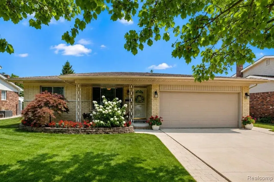 3 Bed 1 Bath Established Mid-Century Residence in Troy, MI - 2