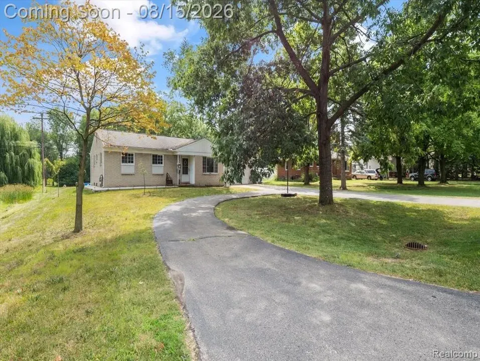 3 Bed 1 Bath Established Mid-Century Residence in Troy, MI
