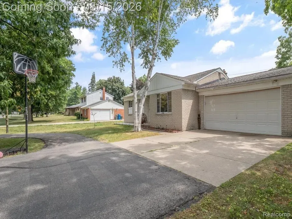 3 Bed 1 Bath Established Mid-Century Residence in Troy, MI - 3