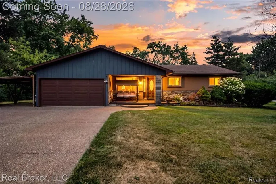 3 Bed 1 Bath Established Mid-Century Residence in Troy, MI