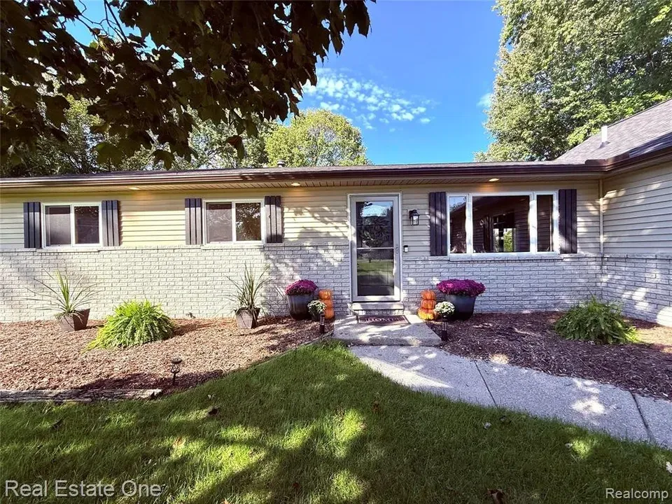 3 Bed 1 Bath Established Mid-Century Residence in Troy, MI - 1
