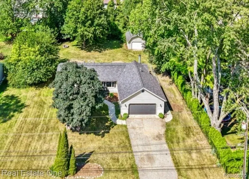 3 Bed 1 Bath Established Mid-Century Residence in Troy, MI - 2