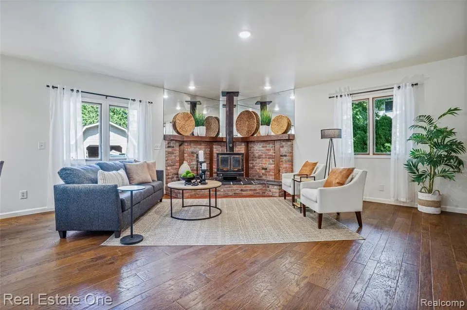 3 Bed 1 Bath Established Mid-Century Residence in Troy, MI - 4