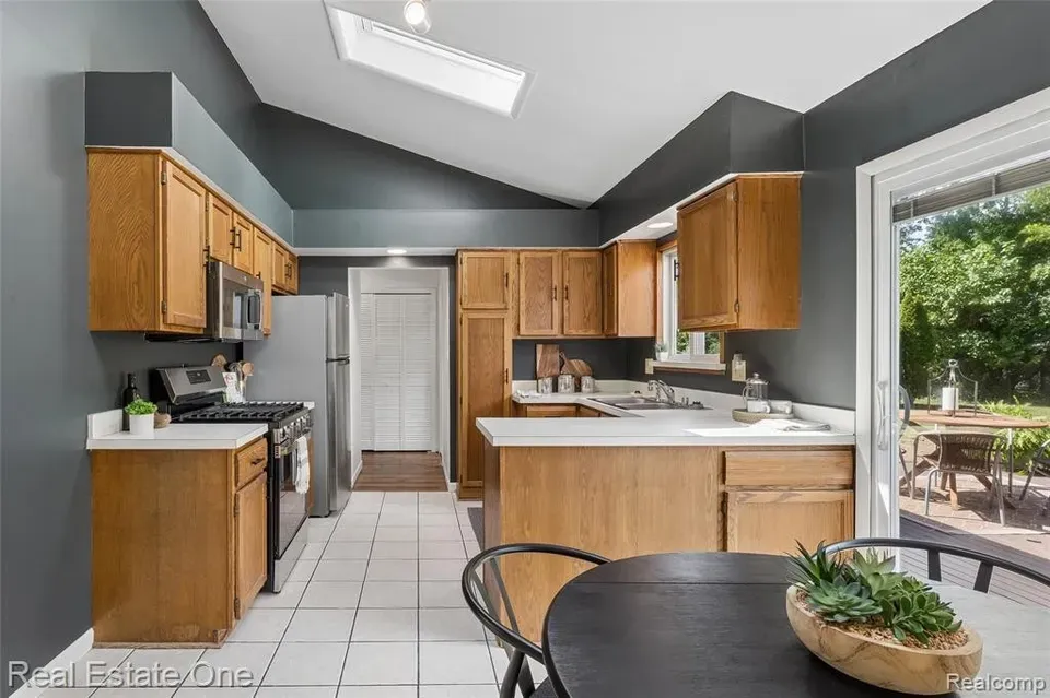 3 Bed 1 Bath Established Mid-Century Residence in Troy, MI - 5